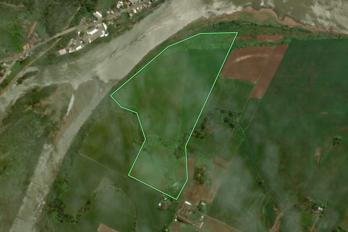 Imagem de satélite do imóvel rural em Colinas (RS), com o contorno declarado no CAR desenhado por cima.