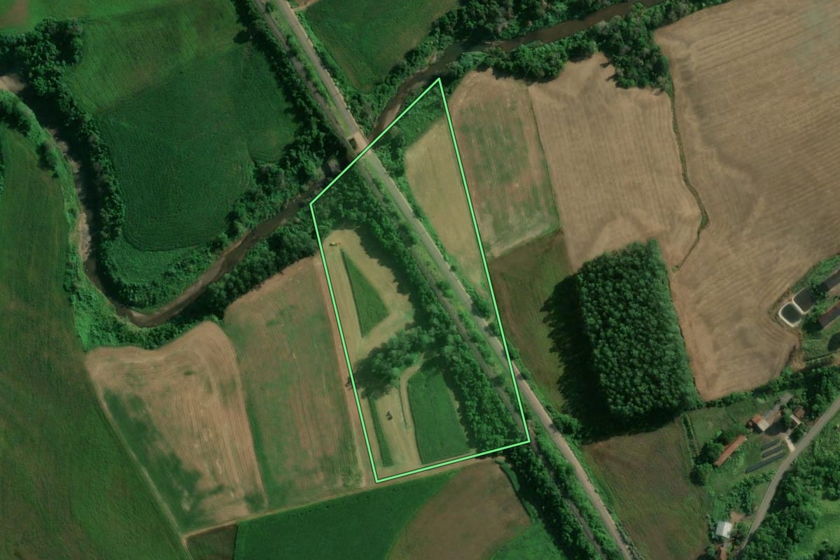 Imagem de satélite do imóvel rural em Colinas (RS), com o contorno declarado no CAR desenhado por cima.