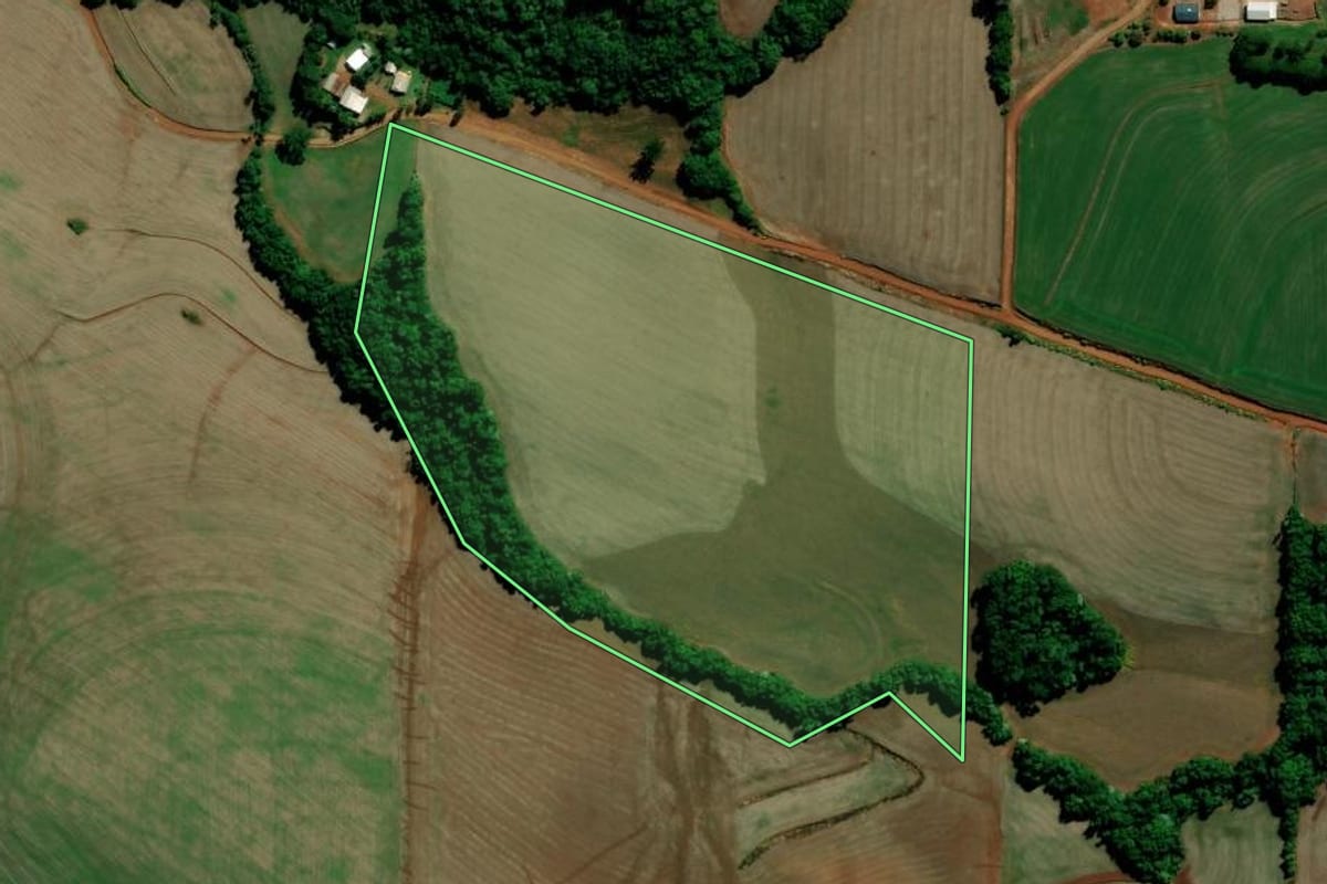 Imagem de satélite do imóvel rural em Colorado (RS), com o contorno declarado no CAR desenhado por cima.