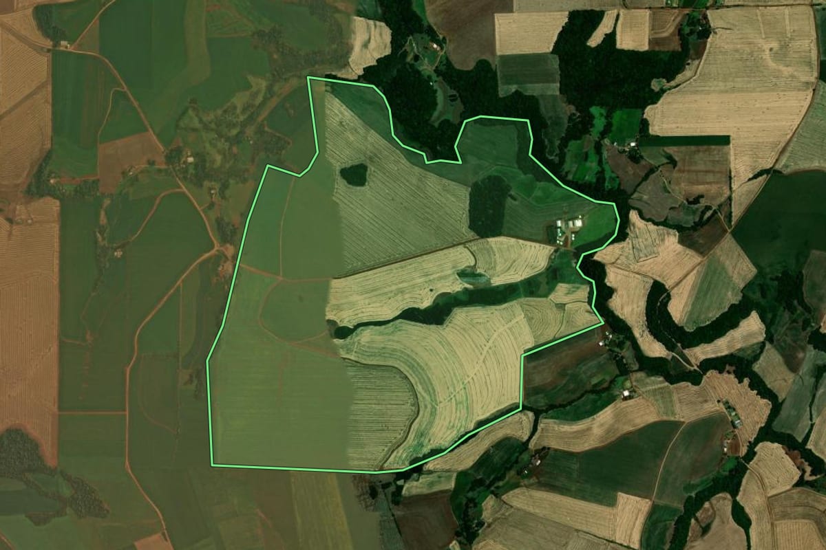 Imagem de satélite do imóvel rural em Colorado (RS), com o contorno declarado no CAR desenhado por cima.