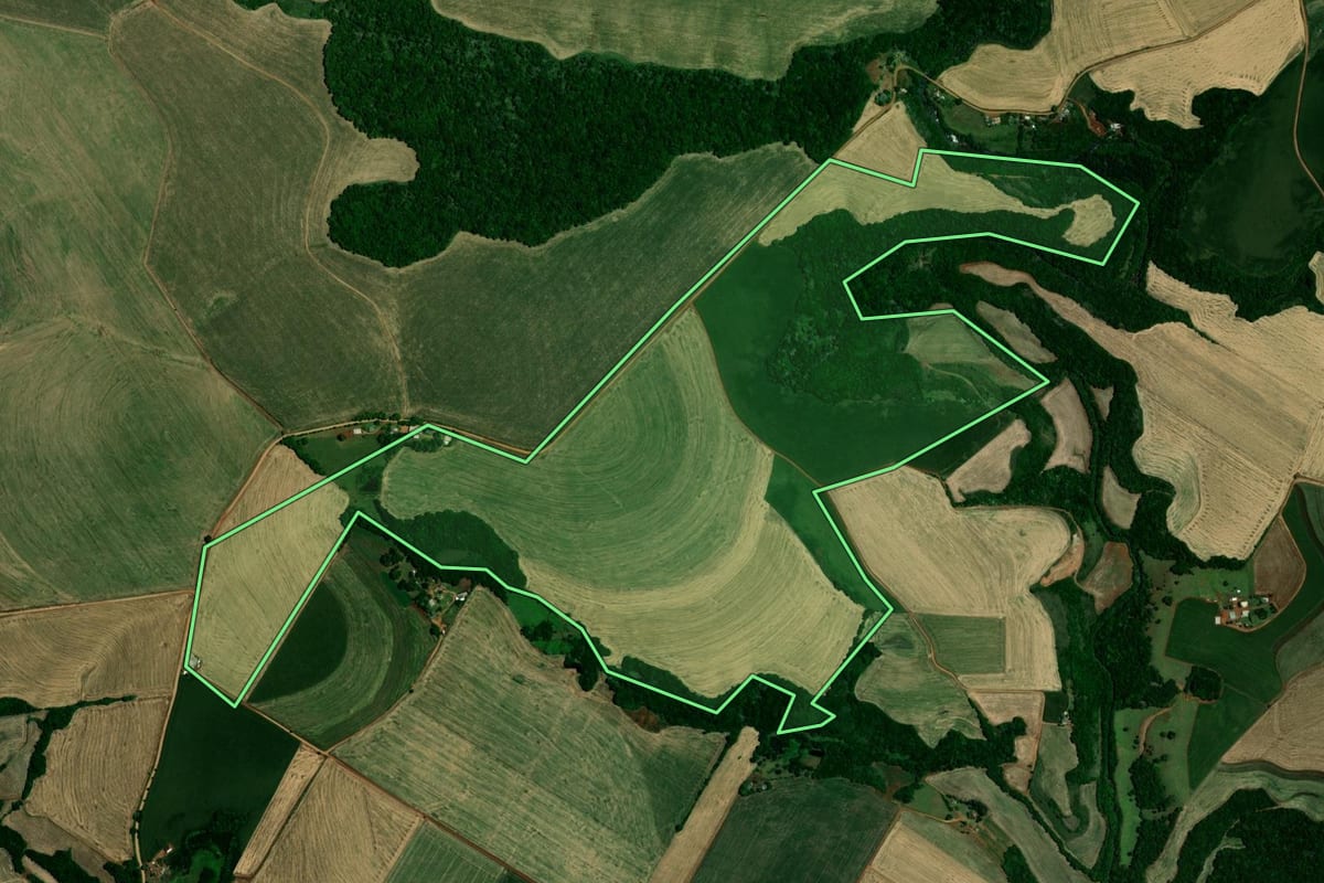 Imagem de satélite do imóvel rural em Colorado (RS), com o contorno declarado no CAR desenhado por cima.