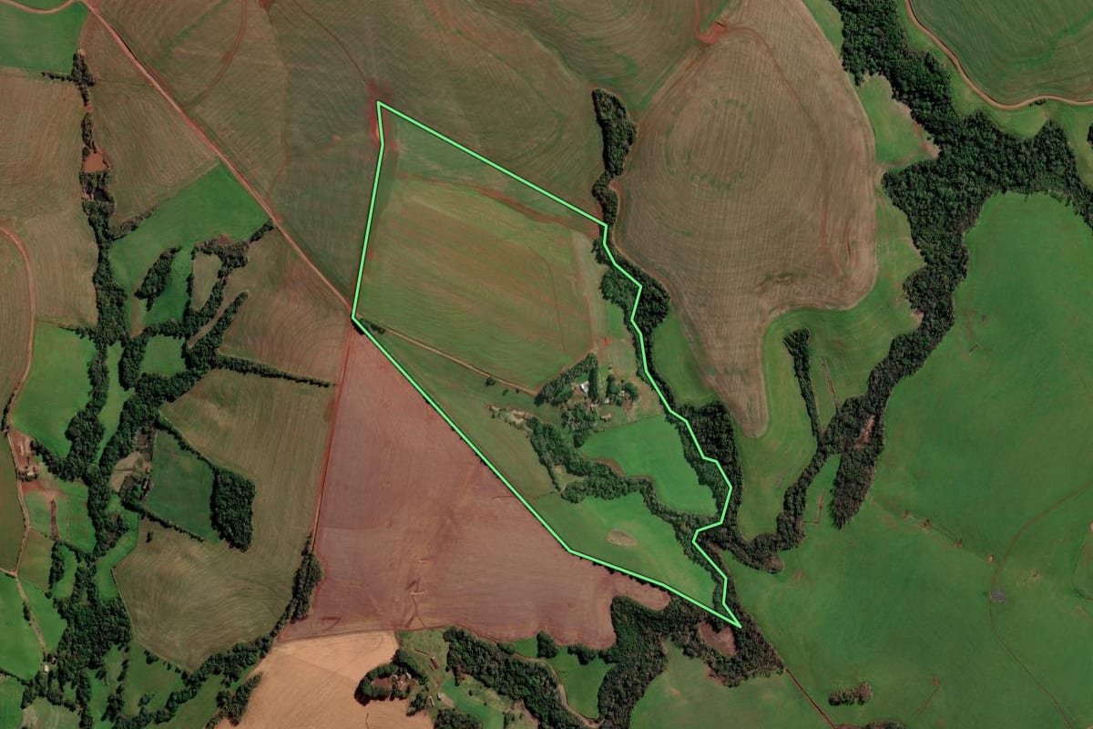 Imagem de satélite do imóvel rural em Condor (RS), com o contorno declarado no CAR desenhado por cima.