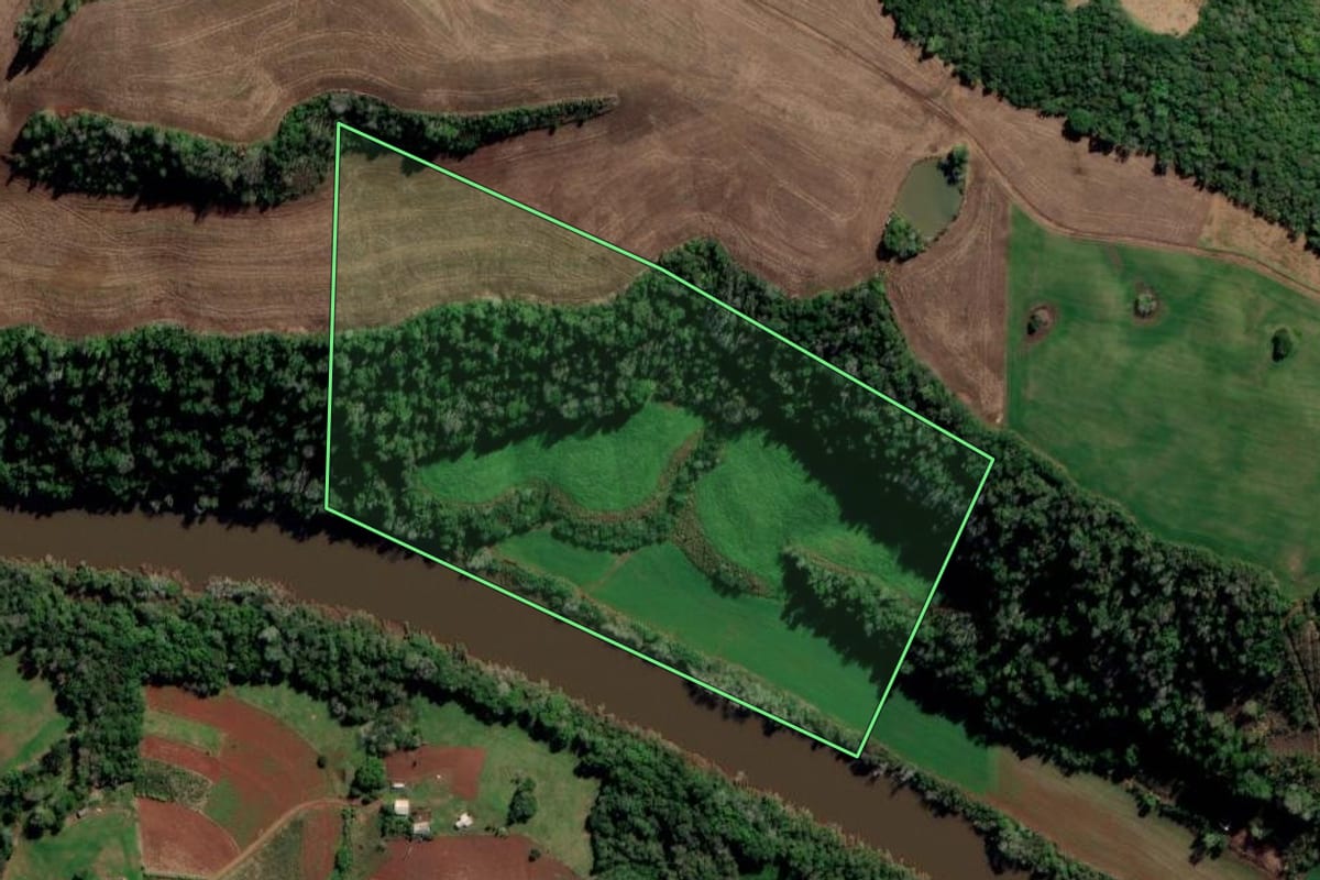 Imagem de satélite do imóvel rural em Constantina (RS), com o contorno declarado no CAR desenhado por cima.