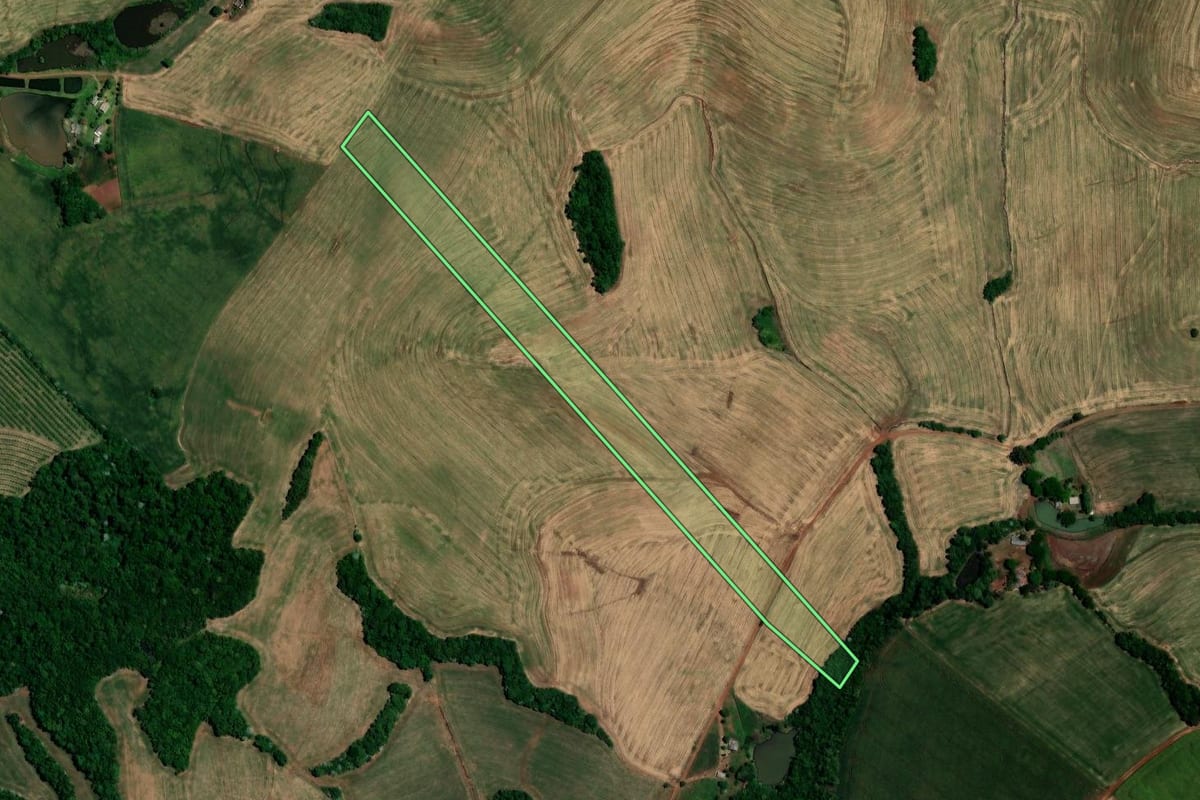 Imagem de satélite do imóvel rural em Constantina (RS), com o contorno declarado no CAR desenhado por cima.