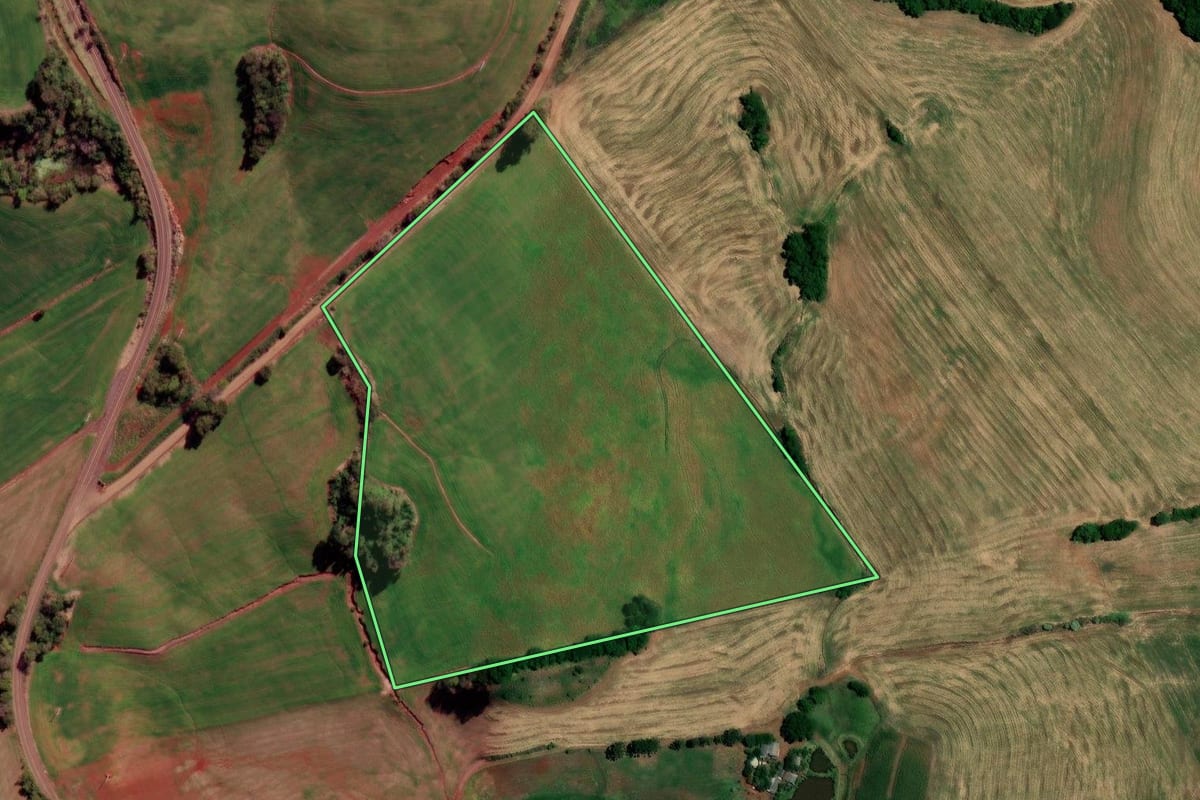 Imagem de satélite do imóvel rural em Constantina (RS), com o contorno declarado no CAR desenhado por cima.