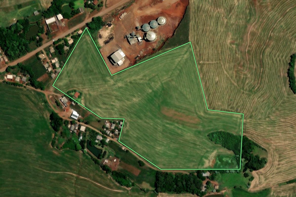 Imagem de satélite do imóvel rural em Constantina (RS), com o contorno declarado no CAR desenhado por cima.
