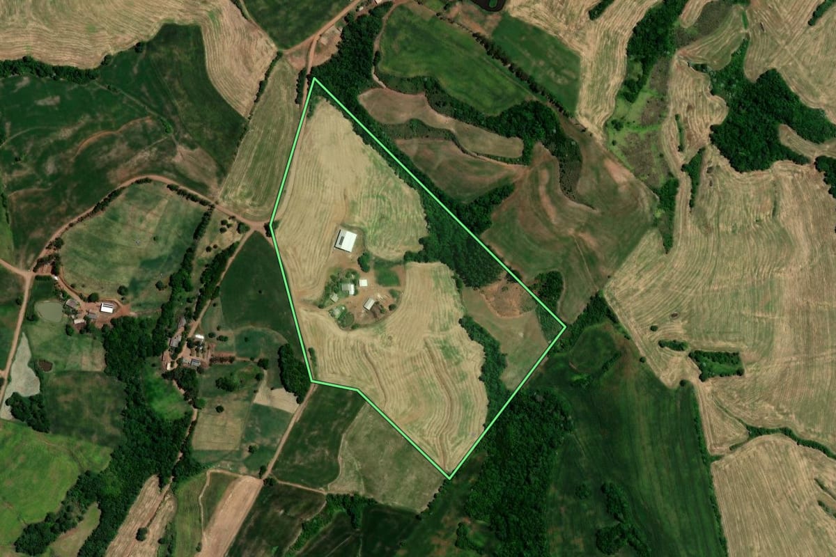 Imagem de satélite do imóvel rural em Constantina (RS), com o contorno declarado no CAR desenhado por cima.