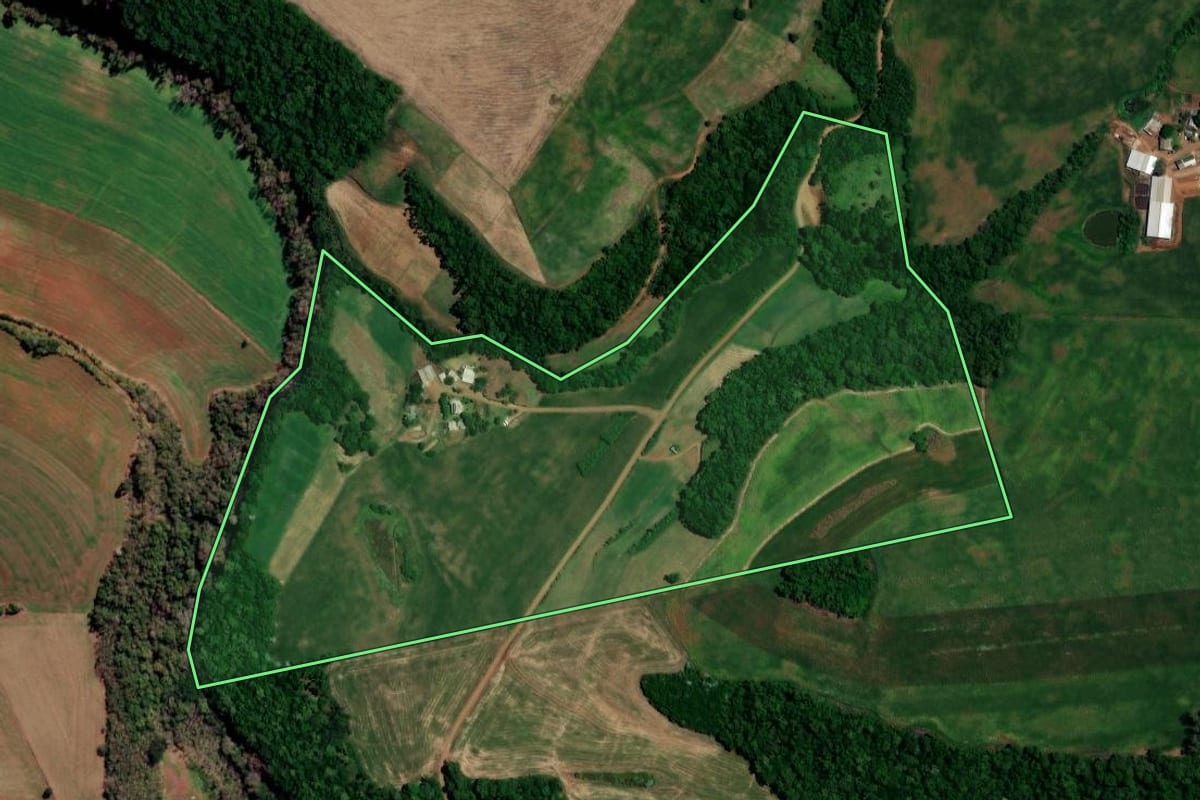 Imagem de satélite do imóvel rural em Constantina (RS), com o contorno declarado no CAR desenhado por cima.