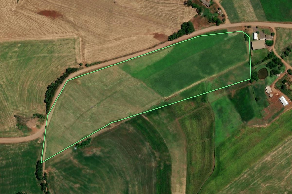 Imagem de satélite do imóvel rural em Constantina (RS), com o contorno declarado no CAR desenhado por cima.