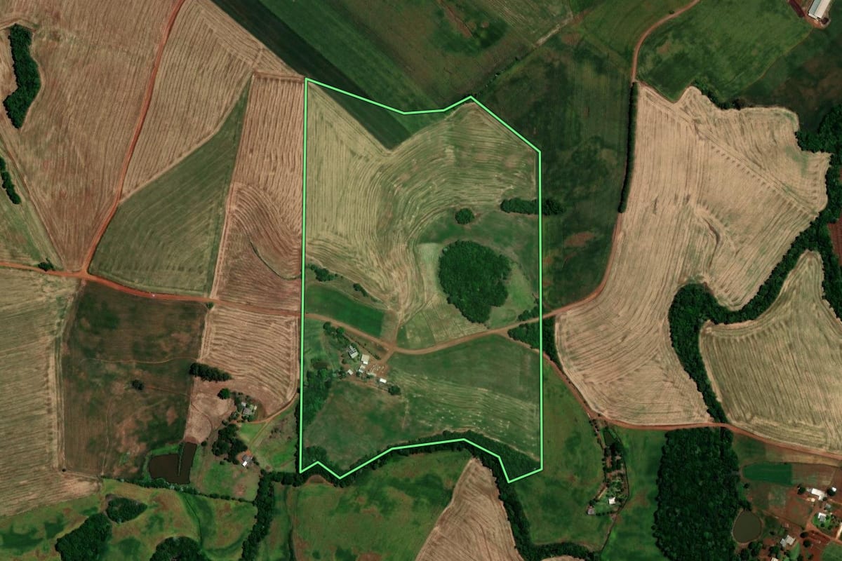 Imagem de satélite do imóvel rural em Constantina (RS), com o contorno declarado no CAR desenhado por cima.