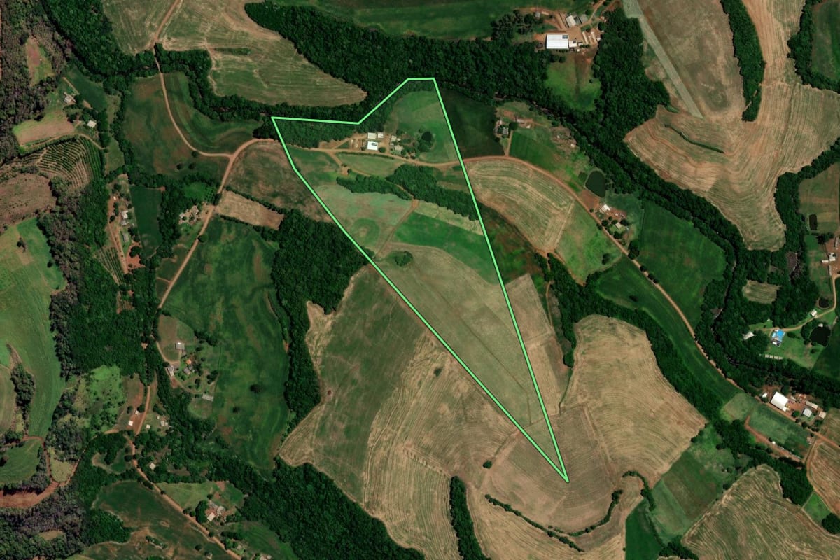 Imagem de satélite do imóvel rural em Constantina (RS), com o contorno declarado no CAR desenhado por cima.