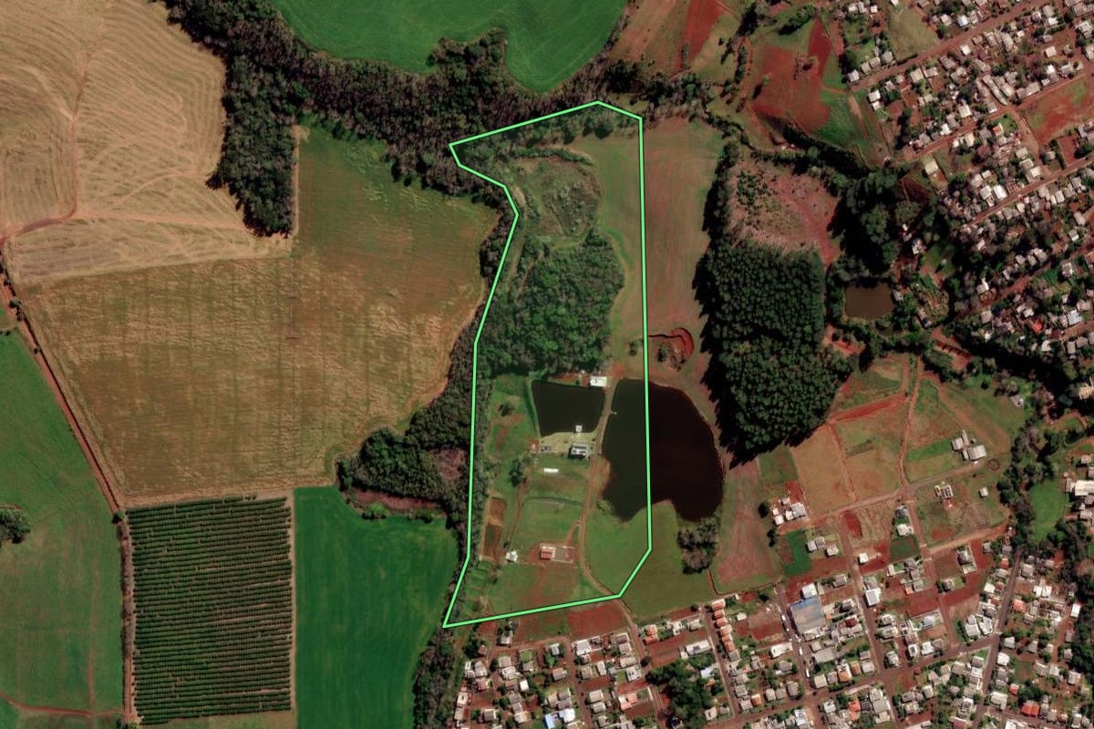 Imagem de satélite do imóvel rural em Constantina (RS), com o contorno declarado no CAR desenhado por cima.