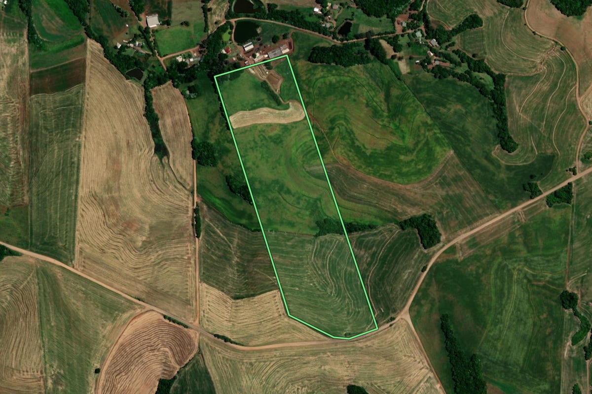 Imagem de satélite do imóvel rural em Constantina (RS), com o contorno declarado no CAR desenhado por cima.