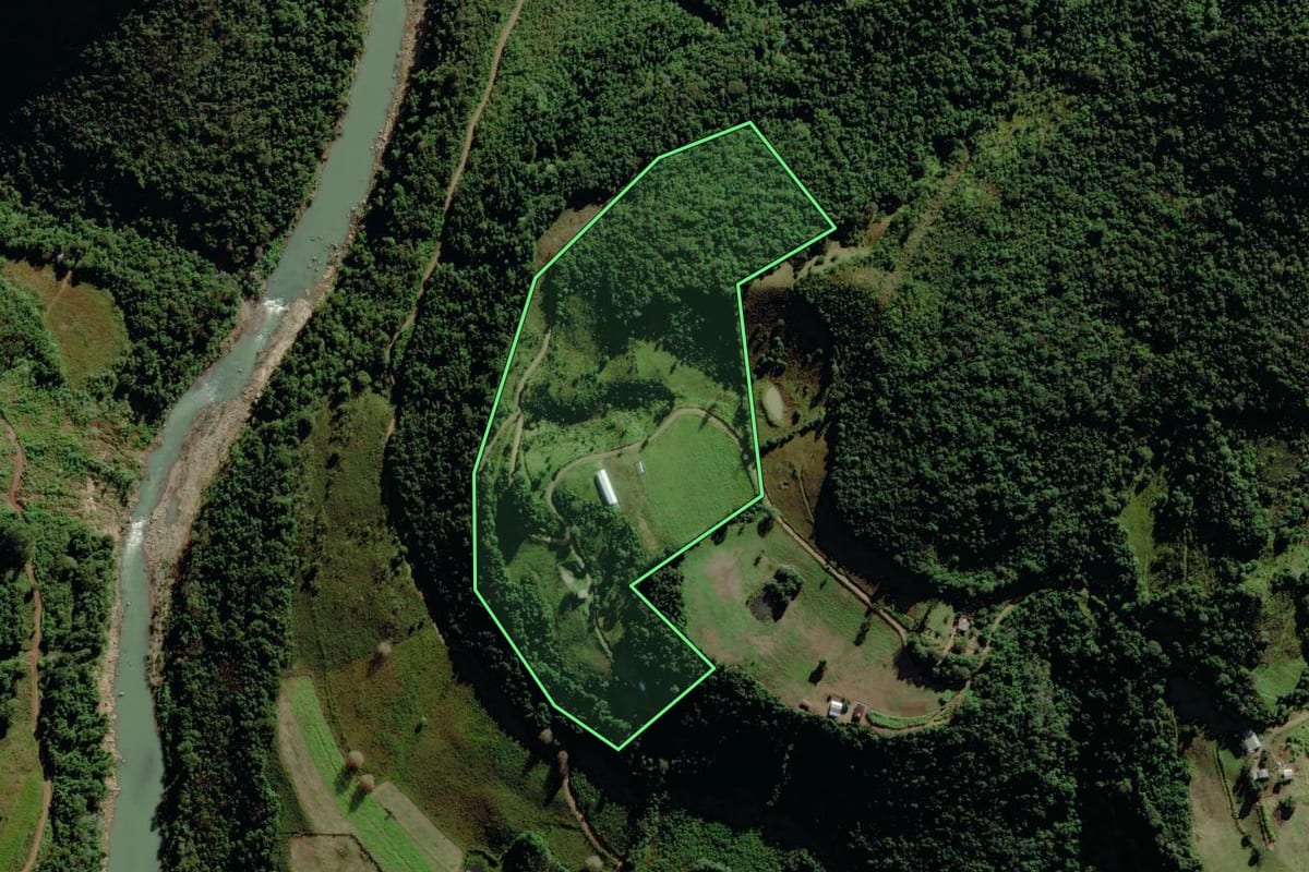 Imagem de satélite do imóvel rural em Coqueiro Baixo (RS), com o contorno declarado no CAR desenhado por cima.