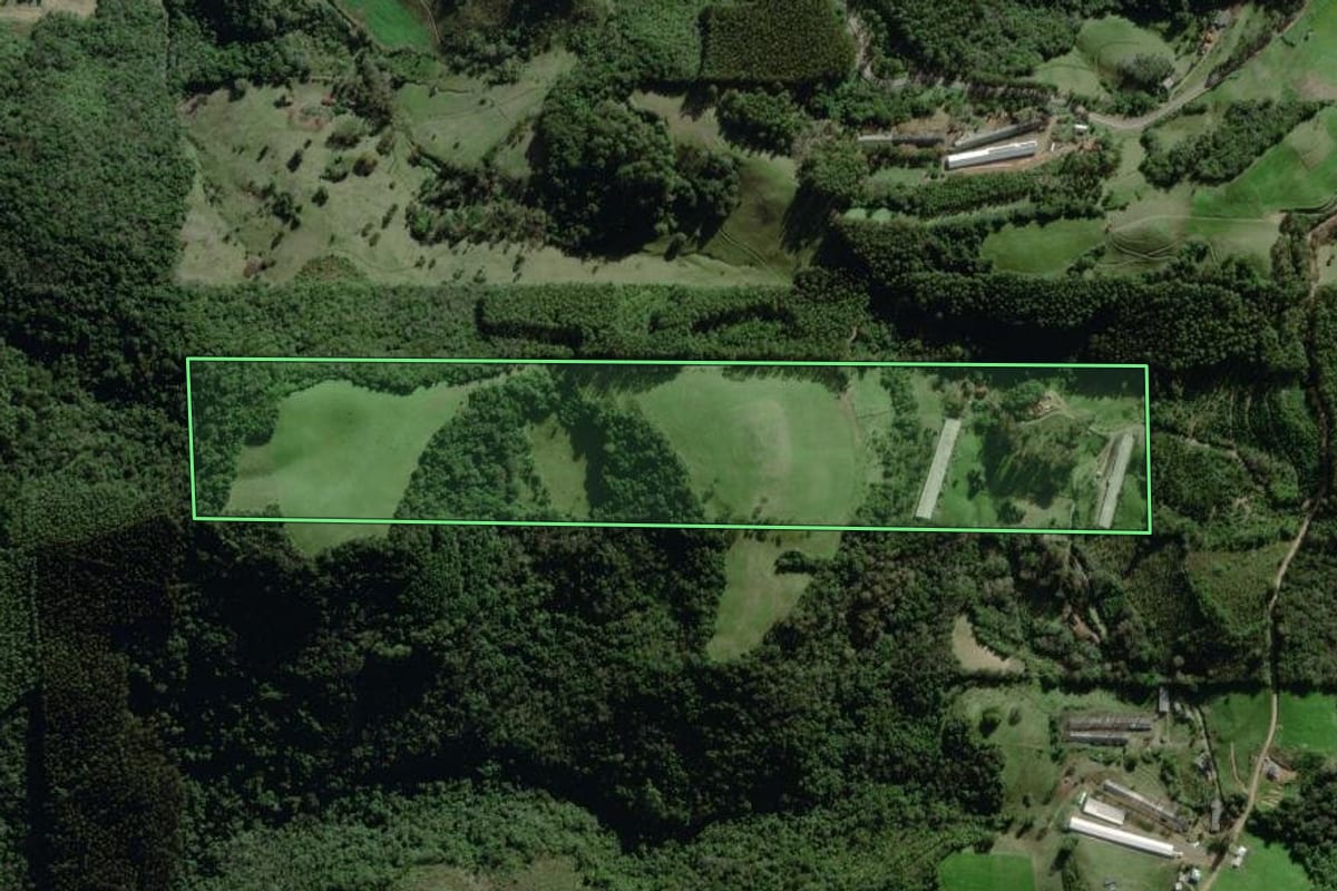 Imagem de satélite do imóvel rural em Coqueiro Baixo (RS), com o contorno declarado no CAR desenhado por cima.