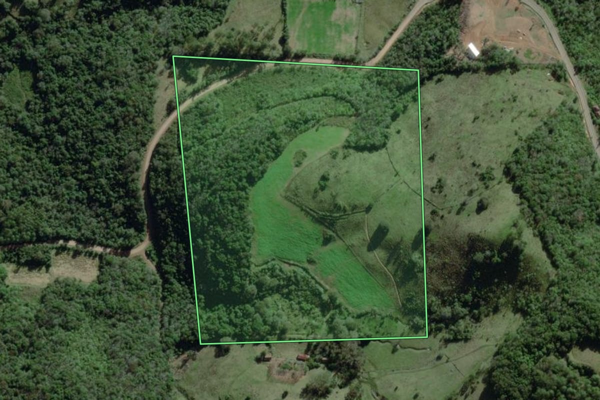 Imagem de satélite do imóvel rural em Coqueiro Baixo (RS), com o contorno declarado no CAR desenhado por cima.