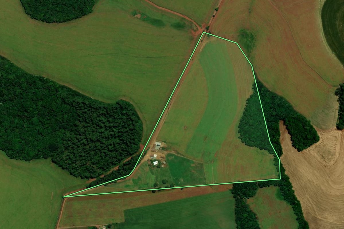 Imagem de satélite do imóvel rural em Coqueiros do Sul (RS), com o contorno declarado no CAR desenhado por cima.