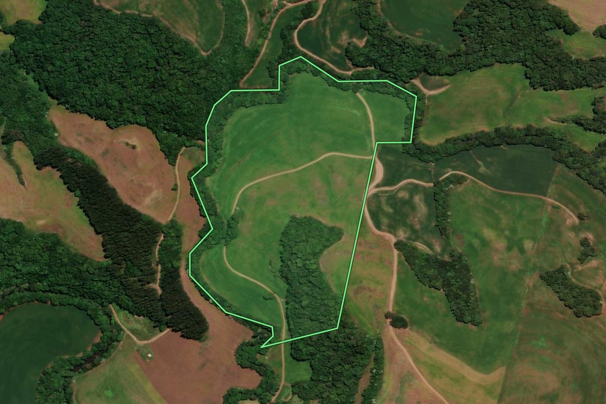 Imagem de satélite do imóvel rural em Coqueiros do Sul (RS), com o contorno declarado no CAR desenhado por cima.