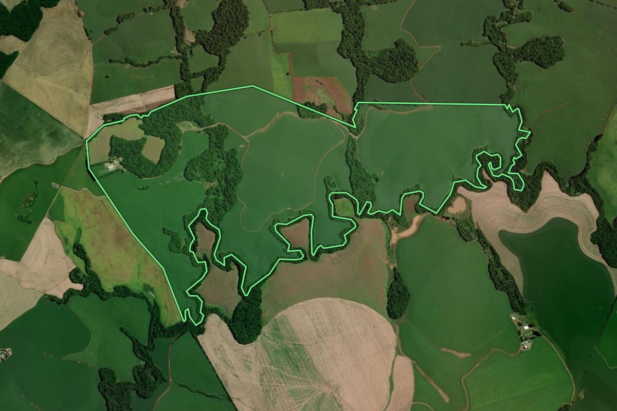 Imagem de satélite do imóvel rural em Coqueiros do Sul (RS), com o contorno declarado no CAR desenhado por cima.