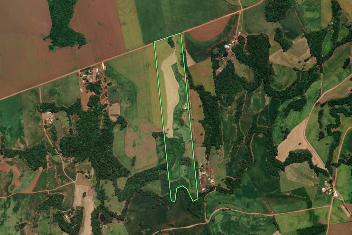 Imagem de satélite do imóvel rural em Coqueiros do Sul (RS), com o contorno declarado no CAR desenhado por cima.