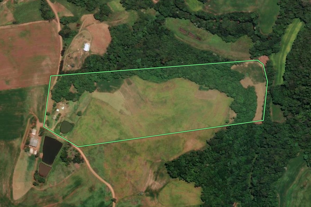 Imagem de satélite do imóvel rural em Coqueiros do Sul (RS), com o contorno declarado no CAR desenhado por cima.
