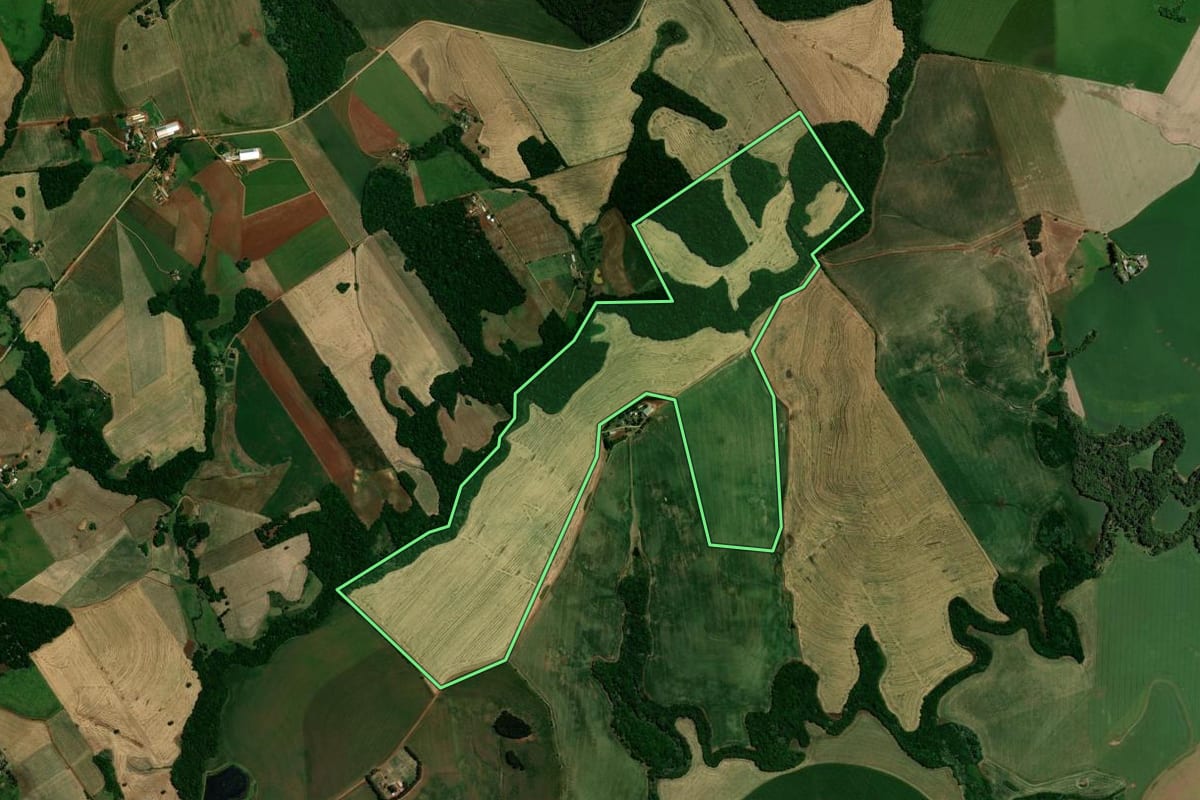 Imagem de satélite do imóvel rural em Coqueiros do Sul (RS), com o contorno declarado no CAR desenhado por cima.
