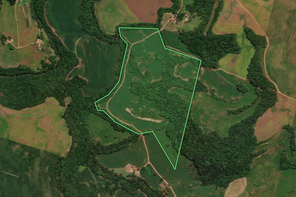 Imagem de satélite do imóvel rural em Coqueiros do Sul (RS), com o contorno declarado no CAR desenhado por cima.
