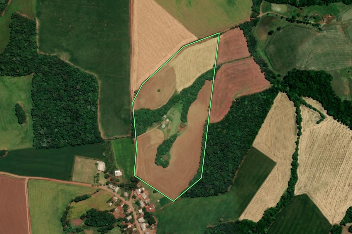 Imagem de satélite do imóvel rural em Coqueiros do Sul (RS), com o contorno declarado no CAR desenhado por cima.