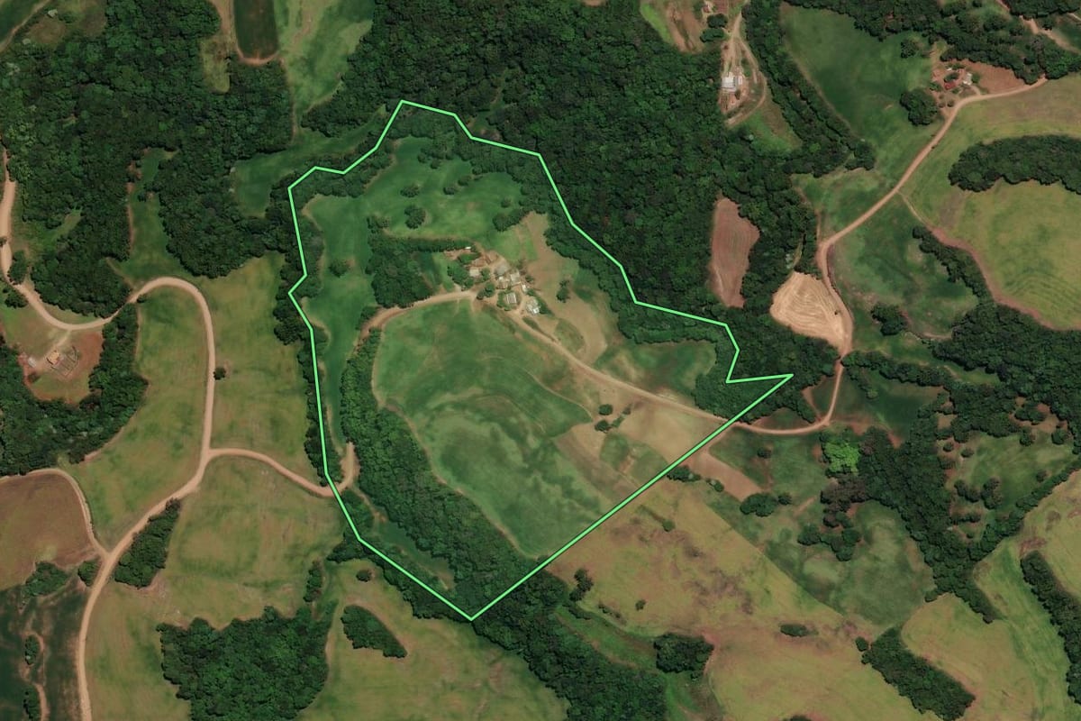 Imagem de satélite do imóvel rural em Coqueiros do Sul (RS), com o contorno declarado no CAR desenhado por cima.