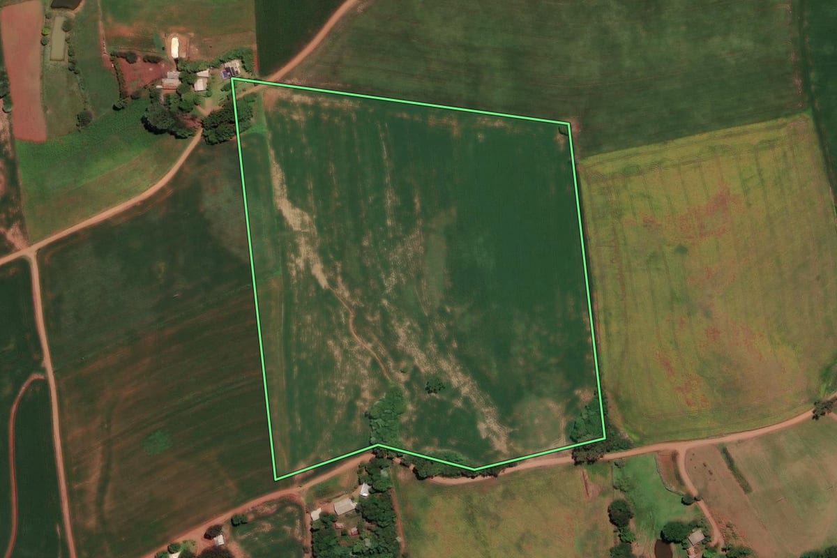 Imagem de satélite do imóvel rural em Coqueiros do Sul (RS), com o contorno declarado no CAR desenhado por cima.
