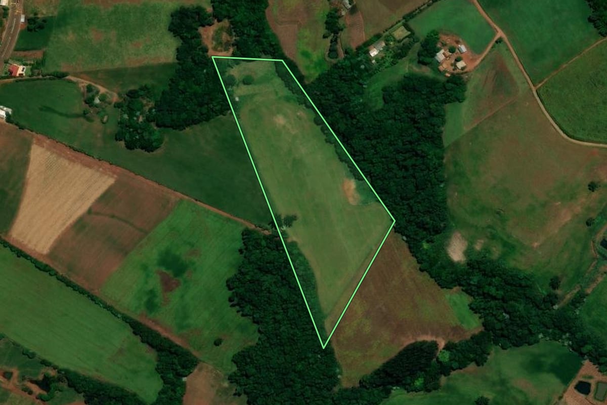 Imagem de satélite do imóvel rural em Coqueiros do Sul (RS), com o contorno declarado no CAR desenhado por cima.