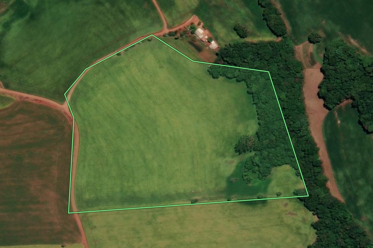 Imagem de satélite do imóvel rural em Coqueiros do Sul (RS), com o contorno declarado no CAR desenhado por cima.