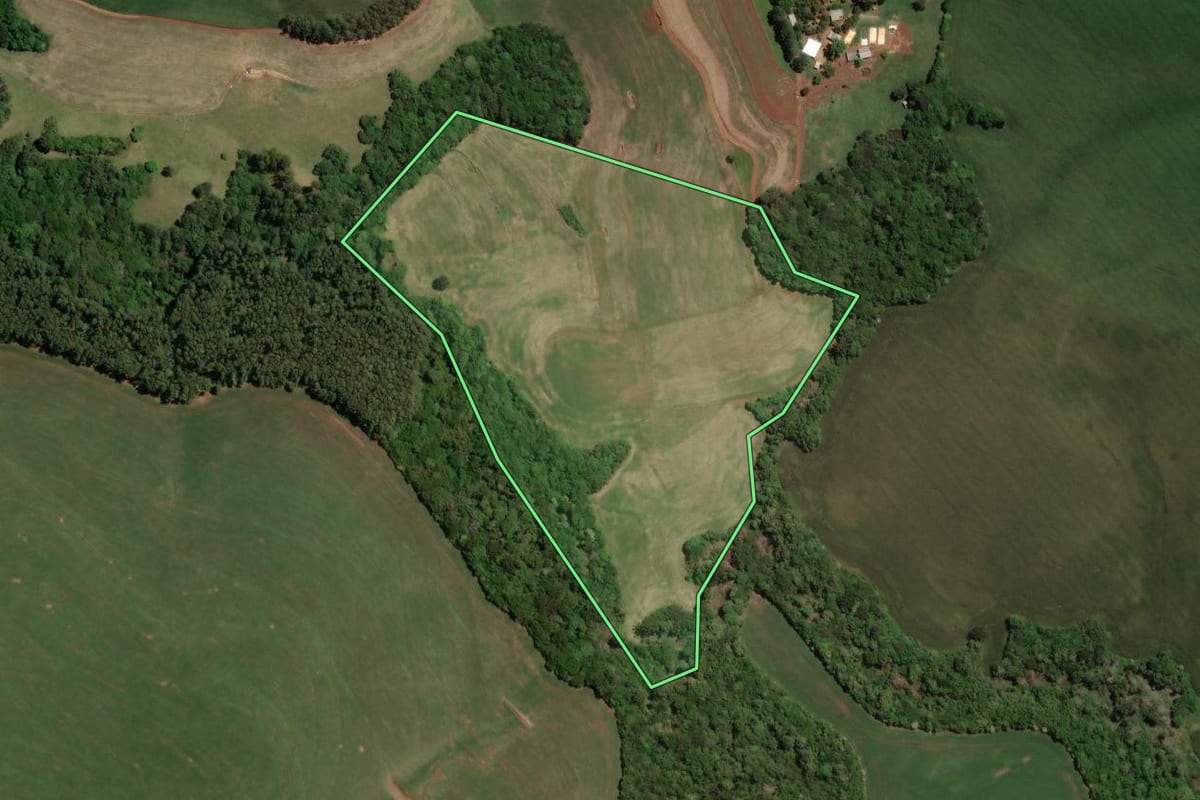 Imagem de satélite do imóvel rural em Coqueiros do Sul (RS), com o contorno declarado no CAR desenhado por cima.