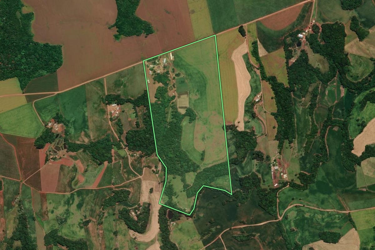 Imagem de satélite do imóvel rural em Coqueiros do Sul (RS), com o contorno declarado no CAR desenhado por cima.