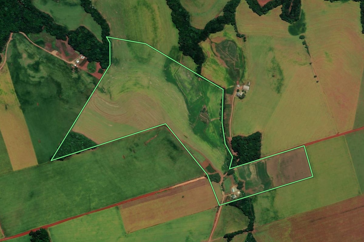 Imagem de satélite do imóvel rural em Coqueiros do Sul (RS), com o contorno declarado no CAR desenhado por cima.