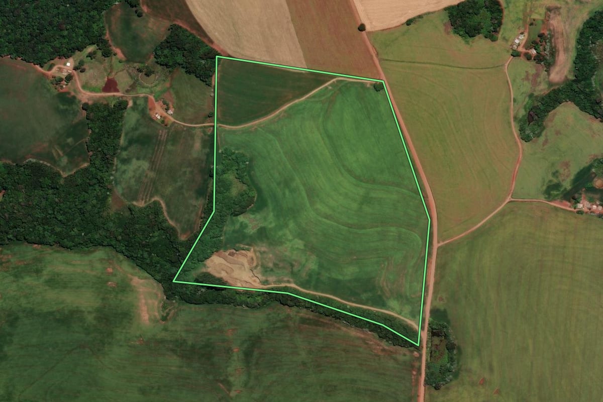 Imagem de satélite do imóvel rural em Coqueiros do Sul (RS), com o contorno declarado no CAR desenhado por cima.