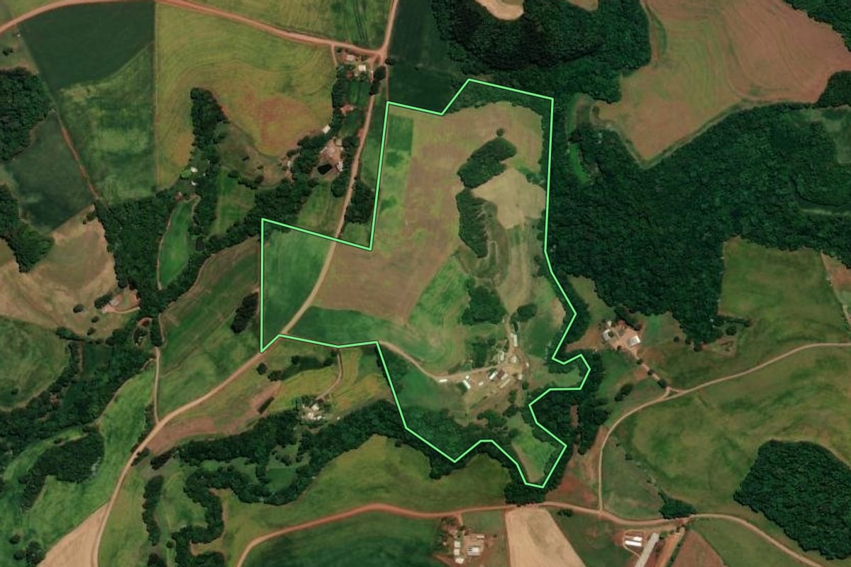 Imagem de satélite do imóvel rural em Coqueiros do Sul (RS), com o contorno declarado no CAR desenhado por cima.
