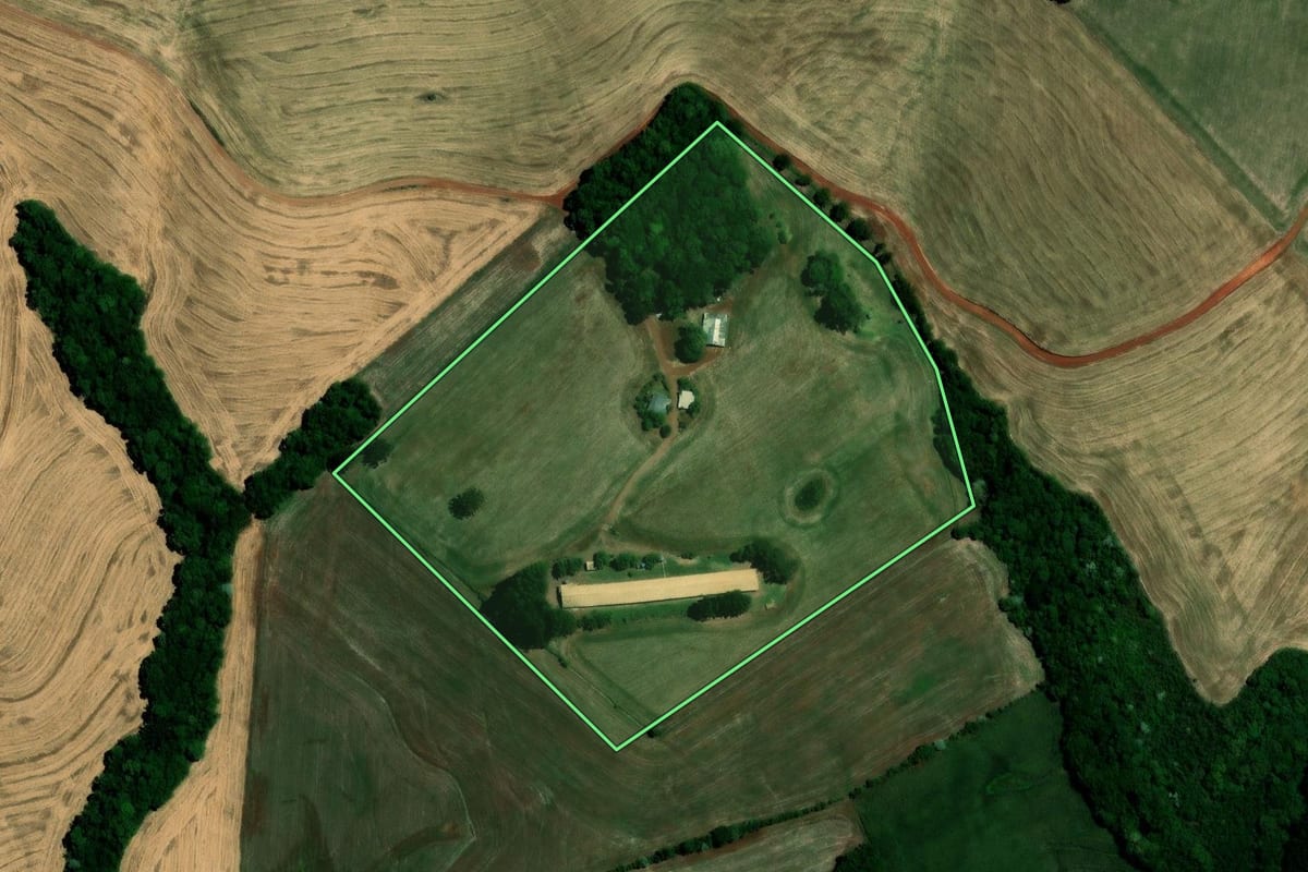 Imagem de satélite do imóvel rural em Coqueiros do Sul (RS), com o contorno declarado no CAR desenhado por cima.