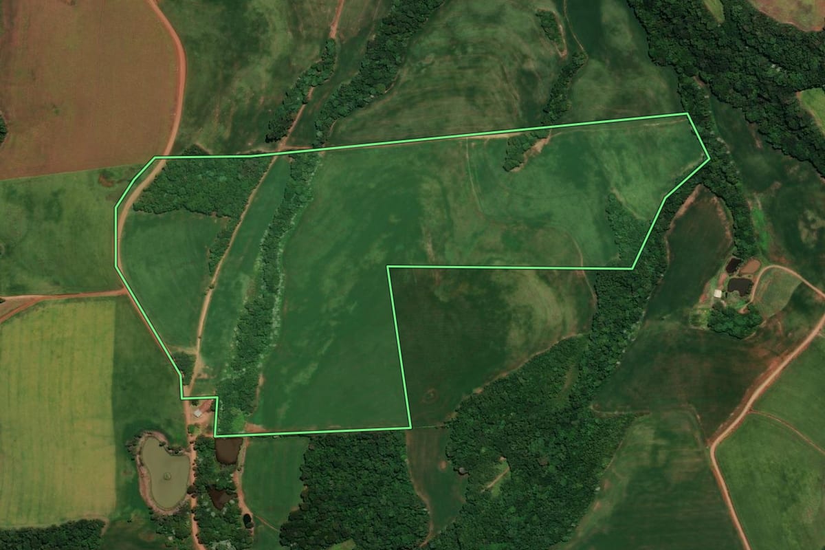 Imagem de satélite do imóvel rural em Coqueiros do Sul (RS), com o contorno declarado no CAR desenhado por cima.