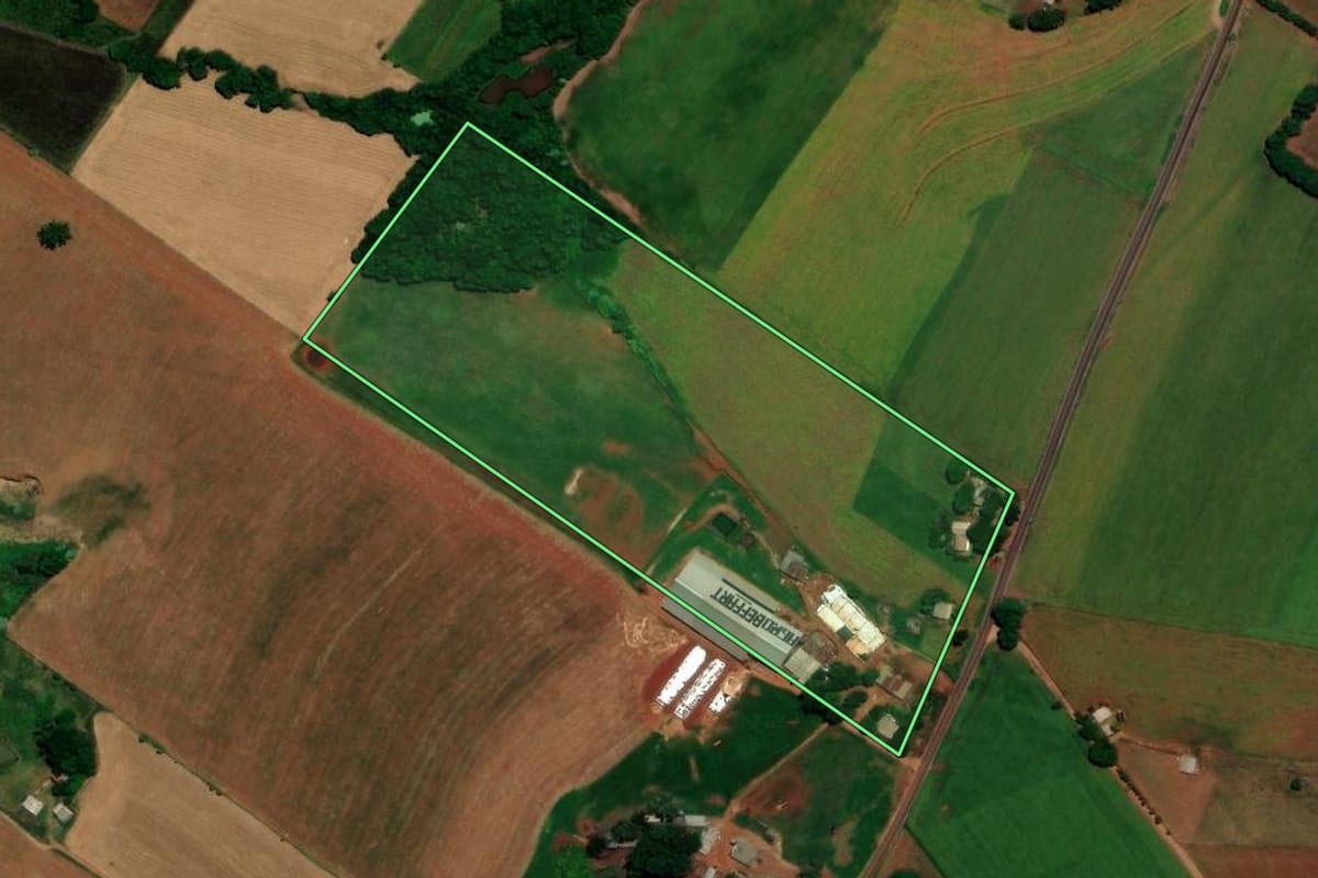 Imagem de satélite do imóvel rural em Coqueiros do Sul (RS), com o contorno declarado no CAR desenhado por cima.