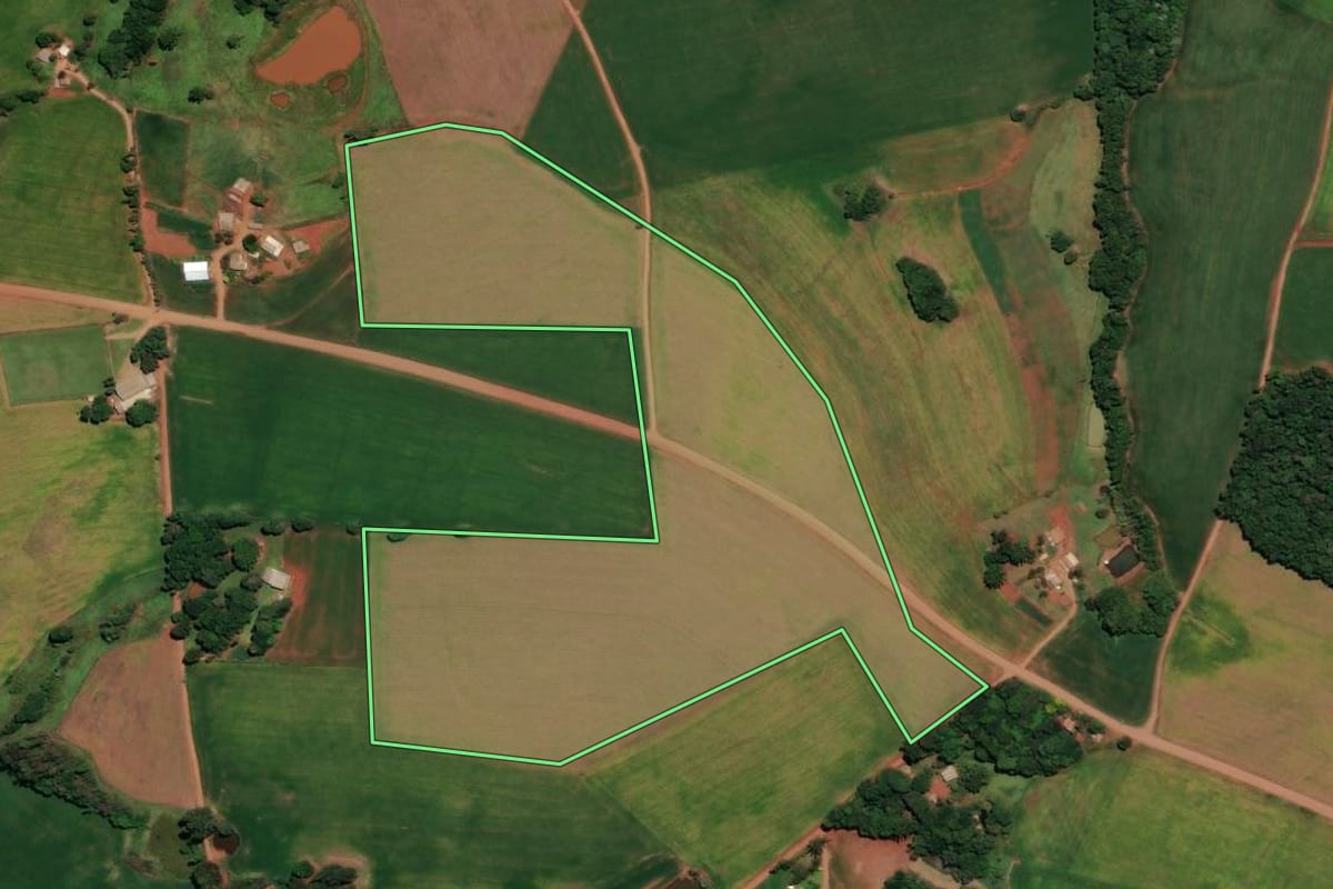 Imagem de satélite do imóvel rural em Coqueiros do Sul (RS), com o contorno declarado no CAR desenhado por cima.