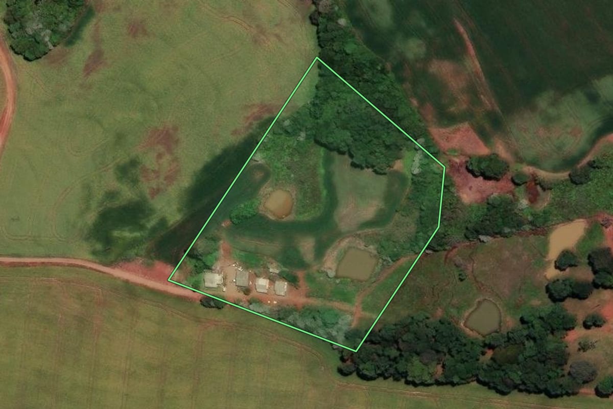 Imagem de satélite do imóvel rural em Coqueiros do Sul (RS), com o contorno declarado no CAR desenhado por cima.