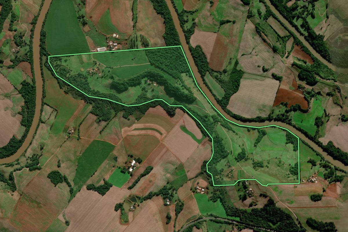 Imagem de satélite do imóvel rural em Coronel Barros (RS), com o contorno declarado no CAR desenhado por cima.