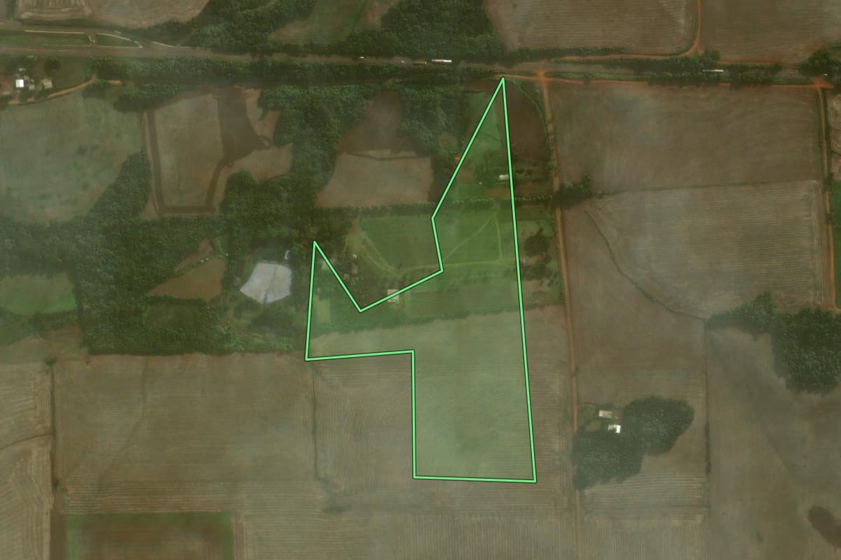Imagem de satélite do imóvel rural em Coronel Barros (RS), com o contorno declarado no CAR desenhado por cima.