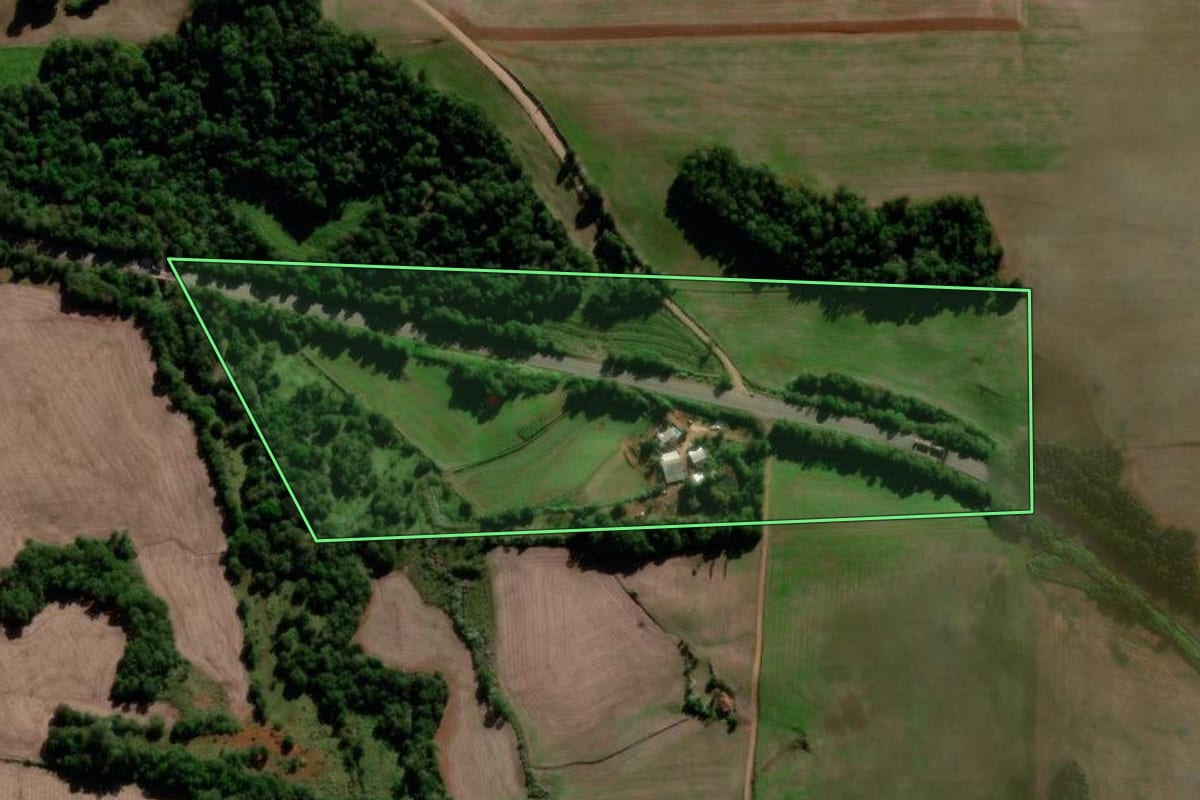 Imagem de satélite do imóvel rural em Coronel Barros (RS), com o contorno declarado no CAR desenhado por cima.