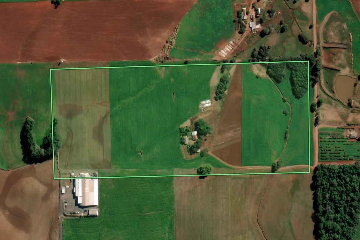Imagem de satélite do imóvel rural em Coronel Barros (RS), com o contorno declarado no CAR desenhado por cima.