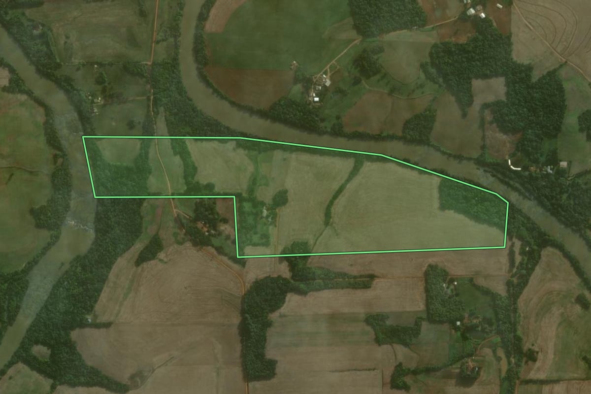 Imagem de satélite do imóvel rural em Coronel Barros (RS), com o contorno declarado no CAR desenhado por cima.