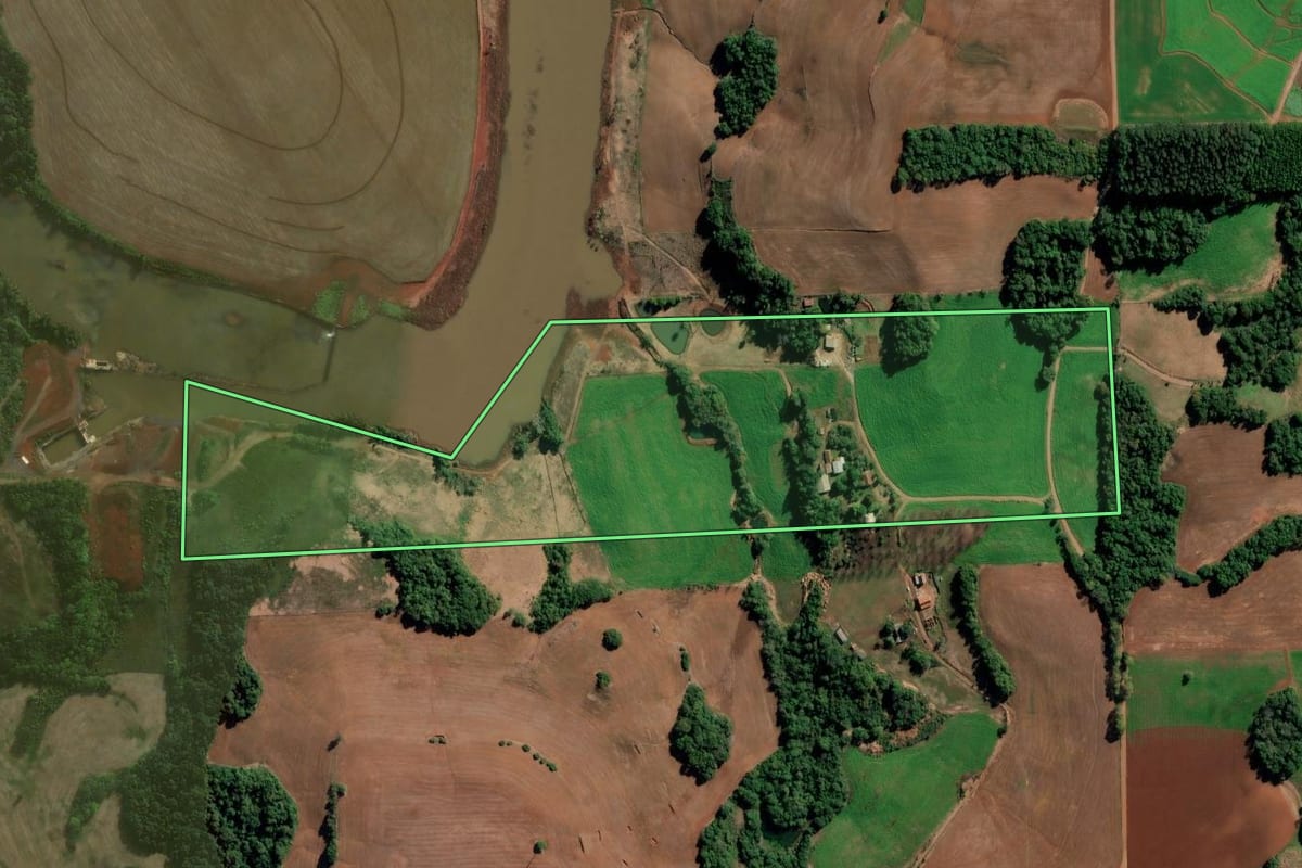 Imagem de satélite do imóvel rural em Coronel Barros (RS), com o contorno declarado no CAR desenhado por cima.