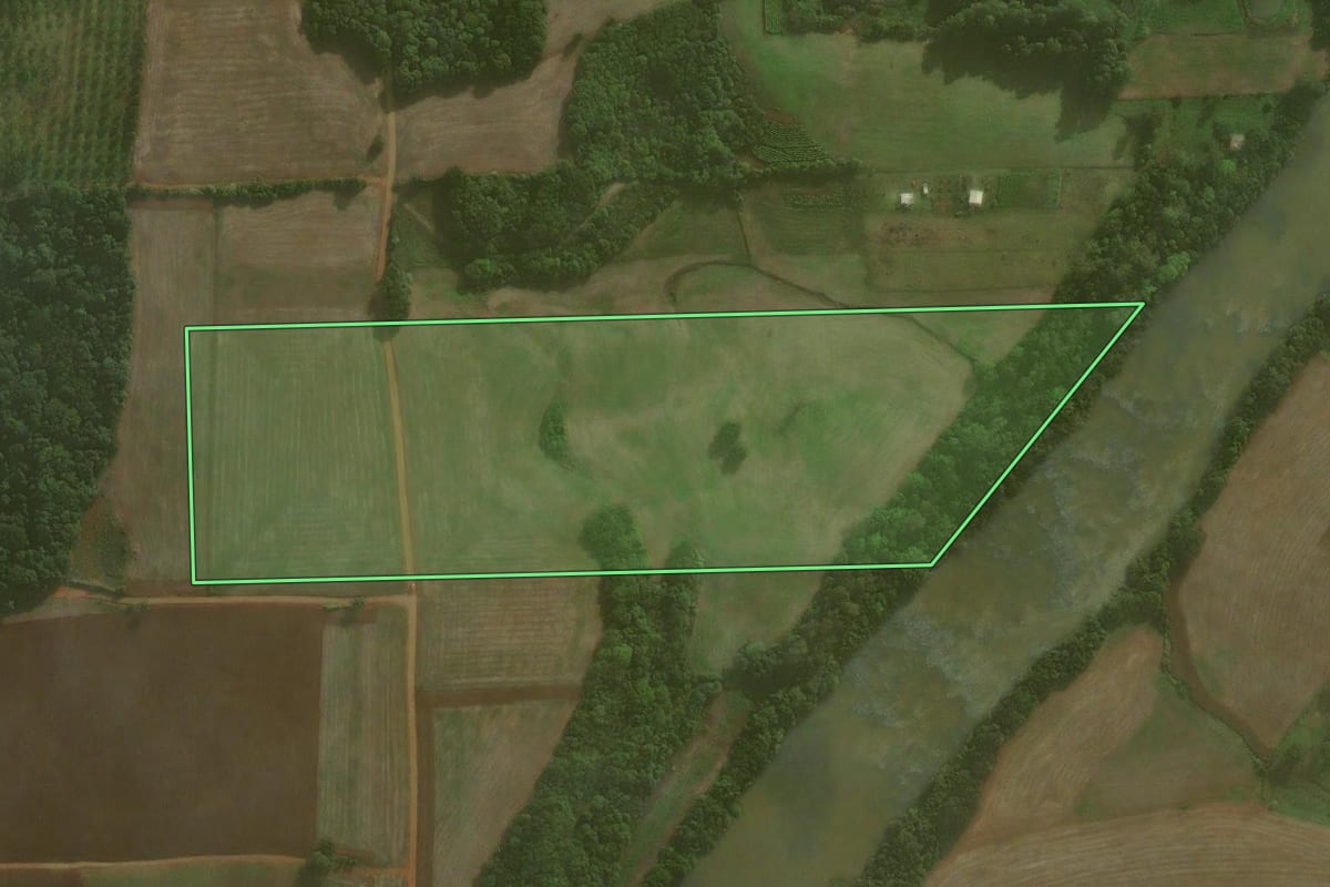 Imagem de satélite do imóvel rural em Coronel Barros (RS), com o contorno declarado no CAR desenhado por cima.