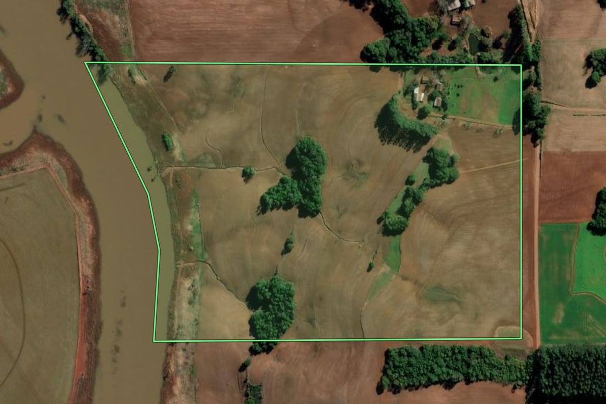 Imagem de satélite do imóvel rural em Coronel Barros (RS), com o contorno declarado no CAR desenhado por cima.